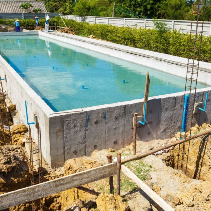 Comment bien int&eacute;grer une piscine semi-enterr&eacute;e dans un jardin en pente ? Guebwiller