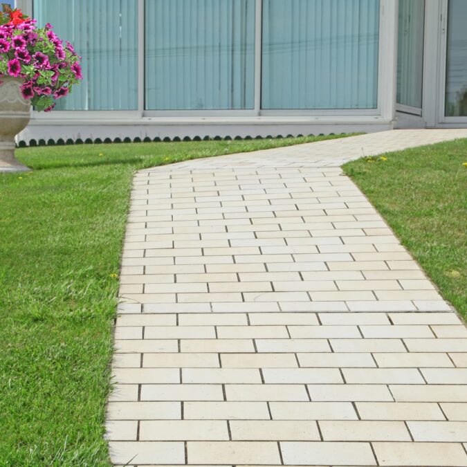 Quels sont les crit&egrave;res pour choisir des pav&eacute;s antid&eacute;rapants dans une all&eacute;e de jardin ? Rixheim