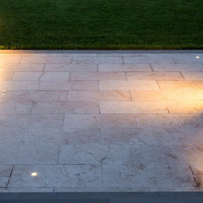 Comment installer un &eacute;clairage ext&eacute;rieur pour mettre en valeur votre jardin ? Montb&eacute;liard