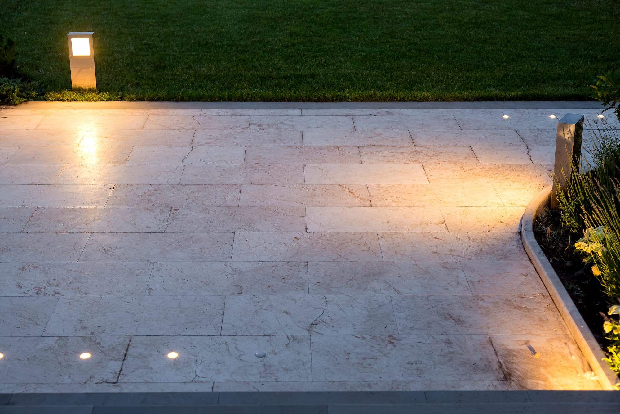 ECLIARAGE_EXTERIEUR | RP Paysage Comment installer un éclairage extérieur pour mettre en valeur votre jardin ? Montbéliard